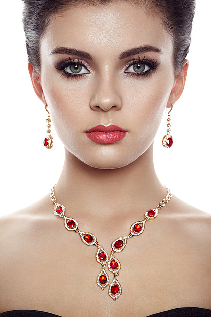 珠寶與輕美 優(yōu)雅黑發(fā)女孩的時尚肖像